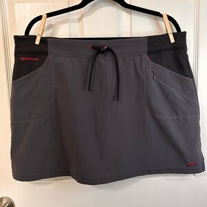 Brooks Women's Gray Skirt. Built in shorts. Golf, pickle ball, tennis